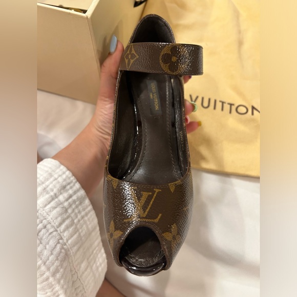 Louis Vuitton monogram (authentic) peep toe heel w/ Gold LV button - Picture 13 of 14